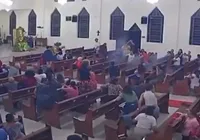 Vídeo: Rojão invade igreja e assusta fiéis em missa na Bahia