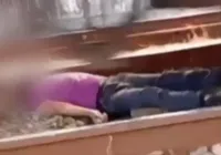 Vídeo: homem deita em trilhos e espera trem passar sobre ele imagem