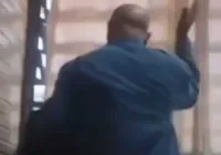 Vídeo: professor dá tapa na cabeça de aluno dentro de sala de aula imagem