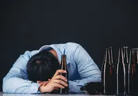 Você bebe para sofrer menos? O risco silencioso que ninguém te contou
