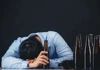 Você bebe para sofrer menos? O risco silencioso que ninguém te contou