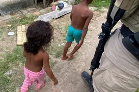 Crianças são resgatadas em Camaçari após denúncia de maus-tratos e abandono - Imagem