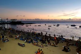Homem é encontrado morto na praia do Porto da Barra, em Salvador - Imagem
