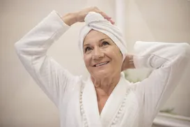 Médica revela quantidade ideal de banhos semanais para idosos - Imagem