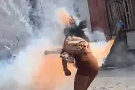 VÍDEO: Mulher é atingida por espada e fica gravemente ferida - Imagem