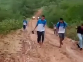 Estudantes andam até 12 km na lama para irem à escola em Paulo Afonso - Imagem