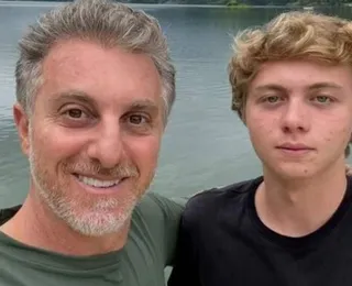 A fila andou! Benício Huck é flagrado aos beijos após término