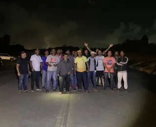 Ainda sem o salário de maio, trabalhadores acampam na porta da Caraíba