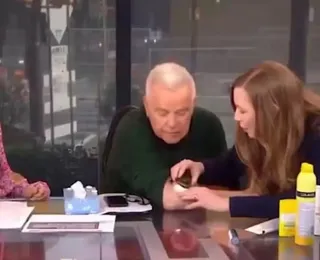 Apresentador descobre câncer de pele ao vivo na TV
