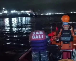 Barco afunda com 65 pessoas na Indonésia