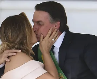 Bolsonaro é flagrado em conversa romântica com Michelle no STF; veja