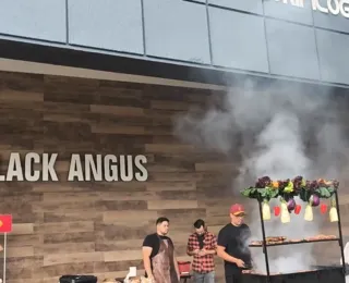 Bolsonaro recebe apoiadores com churrasco em frigorífico de Goiânia