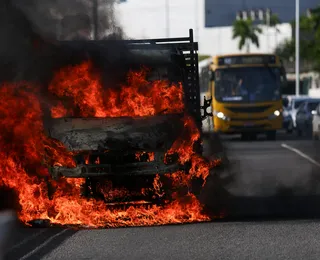 Caminhão pega fogo e complica trânsito na avenida ACM