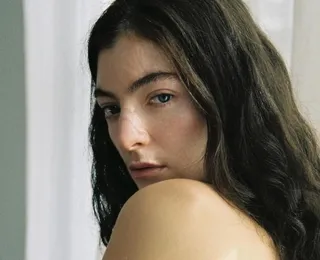 Cantora famosa usa foto da genitália em capa de álbum