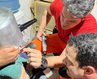 Capacete? Criança fica com panela de pressão presa na cabeça por horas