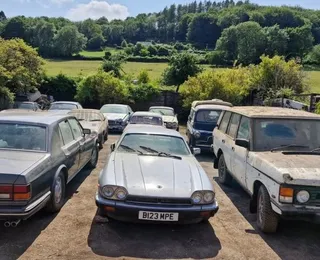 Coleção rara de carros é descoberta em fazenda e vai a leilão