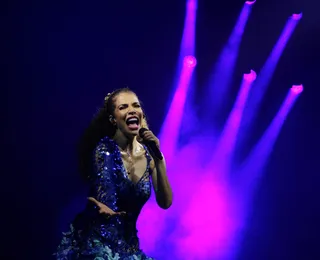 Com performance imponente, Vanessa da Mata lota Concha Acústica