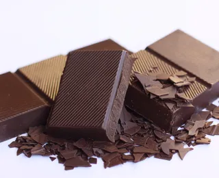 Comer chocolate dá espinhas? Veja mitos e verdades