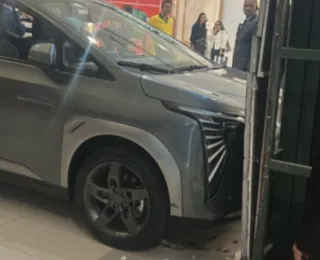 Criança bate carro elétrico de R$ 175 mil exposto em shopping