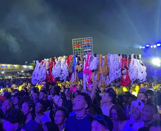 Do palco para o público: gorro de Mikael Santos viraliza no São João