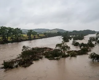 Enchente no Texas: buscas continuam em cenário devastador