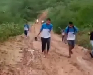 Estudantes andam até 12 km na lama para irem à escola em Paulo Afonso