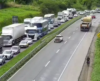 Fluxo de veículos na BR-324 é intenso nesta sexta-feira