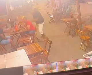Homem é morto com facadas nas costas enquanto bebia em bar