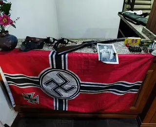 Homem é preso com arsenal ilegal e símbolos nazistas dentro de casa