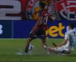 VÍDEO: Jamerson sofre lesão em jogo do Vitória e sai de ambulância