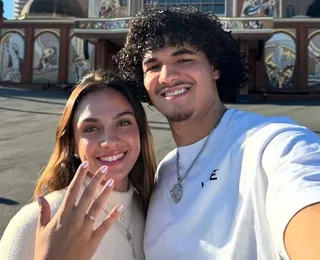 Jogador é flagrado com mulheres antes de pedir noiva em casamento