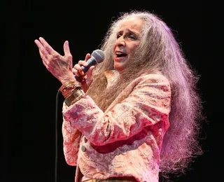 Maria Bethânia anuncia turnê de 60 anos de carreira com show em Salvador