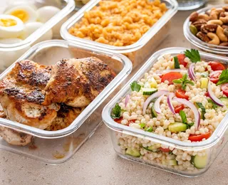 Marmitas podem fazer mal à saúde? Saiba alimentos que não podem ser requentados