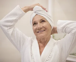 Médica revela quantidade ideal de banhos semanais para idosos