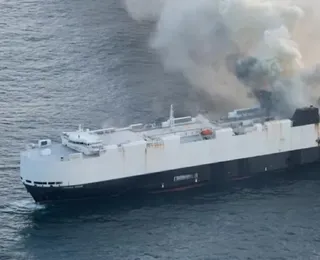 Navio com 3 mil carros 0km pega fogo há 8 dias no mar e não tem como apagar