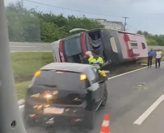 Ônibus tomba em rodovia baiana e passageiros ficam feridos; veja vídeo