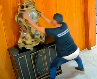 PF prende homem que quebrou relógio no 8 de Janeiro
