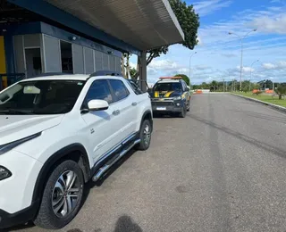 PRF prende homem dirigindo o carro do patrão; veículo é roubado