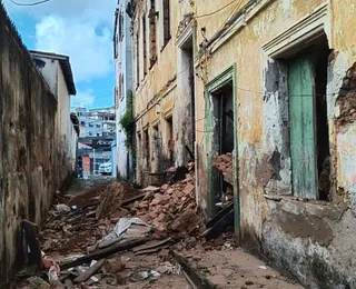 Perigo: casarão que pegou fogo em Salvador desaba parcialmente