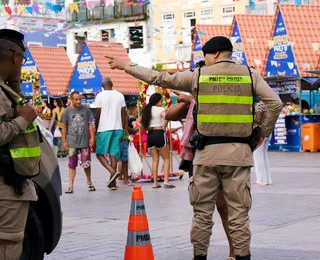 Policiais militares usam câmeras corporais durante o São João na Bahia