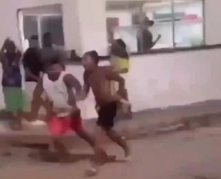 VÍDEO: Jovem perde dedo em 'guerra de espada' na Bahia