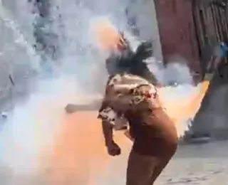 VÍDEO: Mulher é atingida por espada e fica gravemente ferida