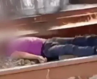 Vídeo: homem deita em trilhos e espera trem passar sobre ele