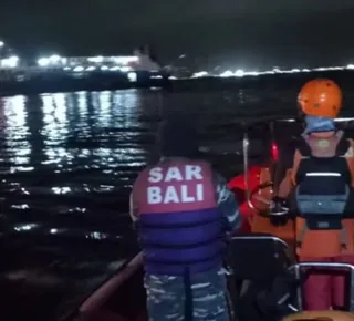 Barco afunda com 65 pessoas na Indonésia - Imagem