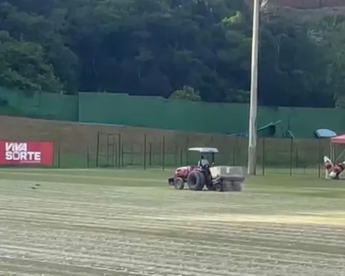 Vitória realiza manutenção nos gramados do Barradão e da Toca do Leão - Imagem