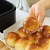 Pão quentinho em 15 minutos: receita na air fryer viraliza pela facilidade - Imagem