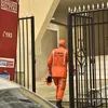 Zelador acusado de atear fogo em prédio recebe alta e passa por audiência - Imagem