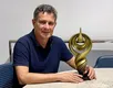 André Moreno assina troféu do Prêmio FIEB Indústria Baiana Sustentável - Imagem