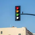 4ª luz do semáforo: entenda como a cor branca vai mudar o trânsito imagem
