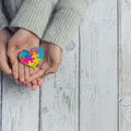 7 sinais silenciosos de autismo em adultos com mais de 40 anos imagem